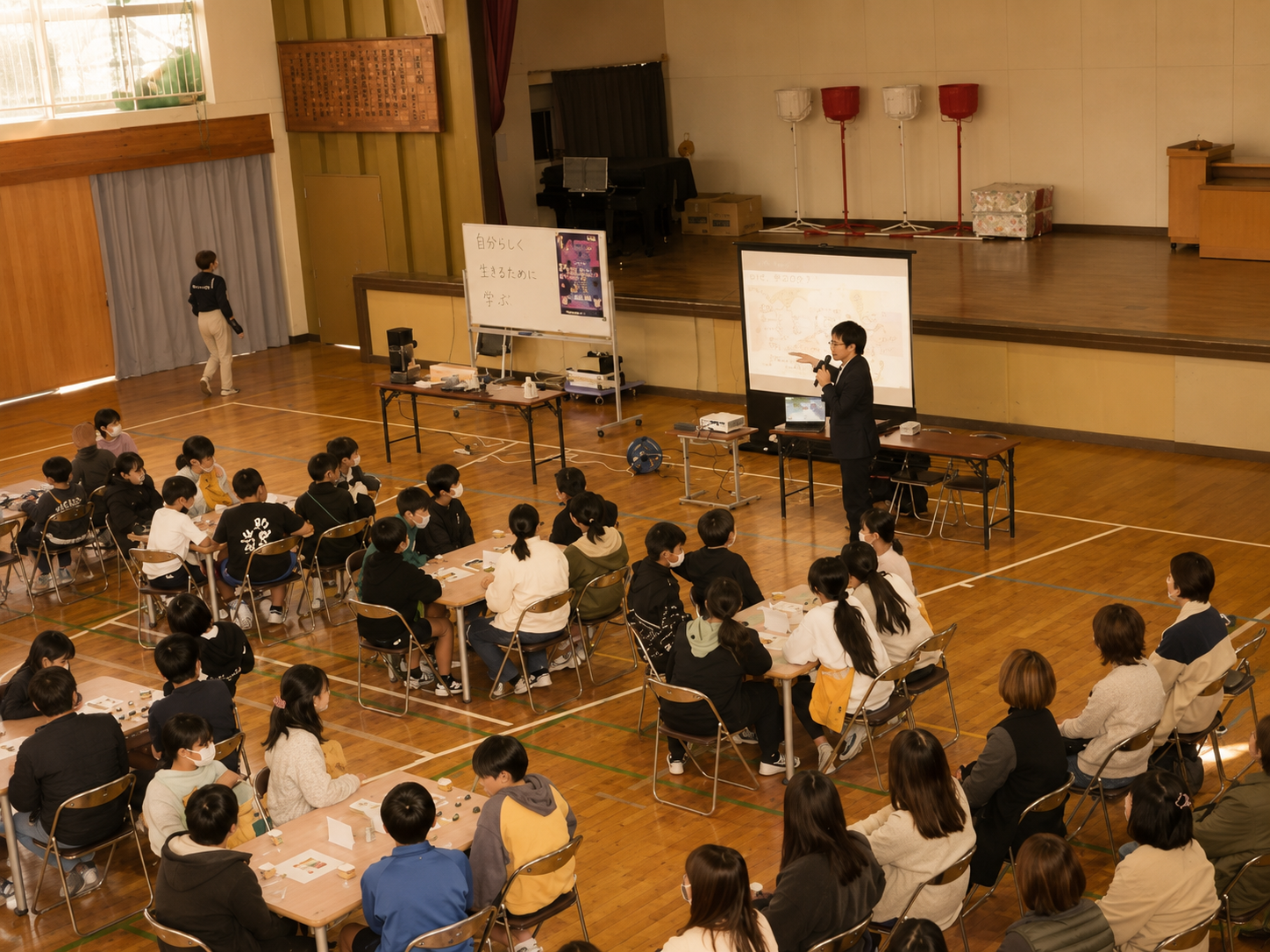 学校で子どもたちに向けて授業を行っている様子